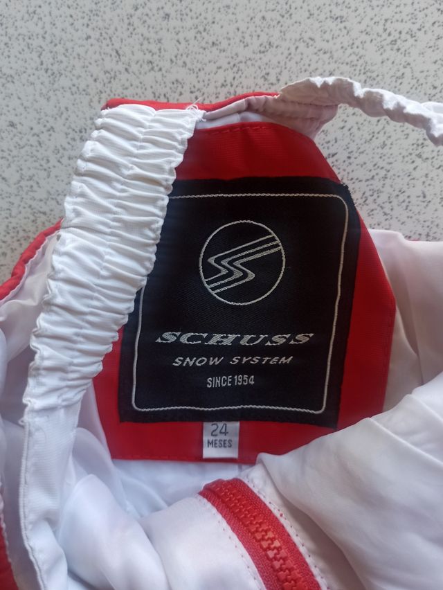 Mono rojo para la nieve. Schuss. Talla 24 meses