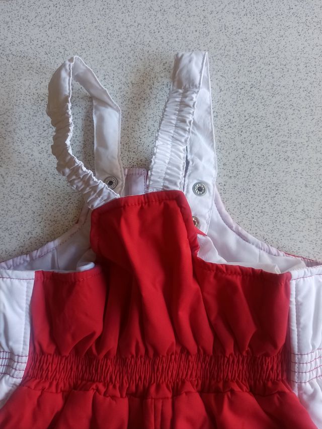 Mono rojo para la nieve. Schuss. Talla 24 meses