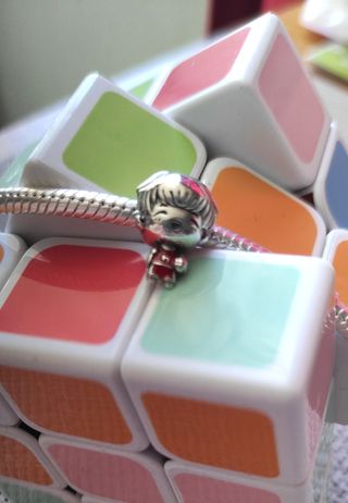 Charm niño jugador de baloncesto