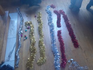 Árbol de Navidad con algunos adornos