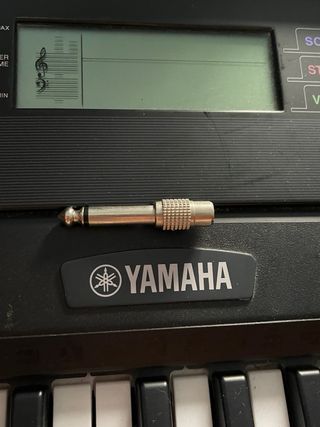 Teclado Yamaha con funda y patas de regalo