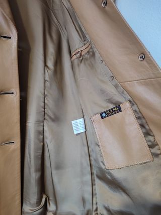 Chaqueta de piel de mujer nueva.