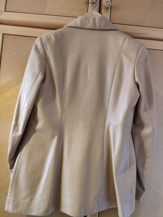 Chaqueta de piel de mujer nueva.