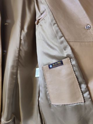 Chaqueta de piel de mujer nueva.