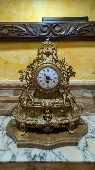 Reloj y candelabros a juego de bronce