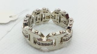 Anillo de Diseño Geométrico Plateado con Brillo