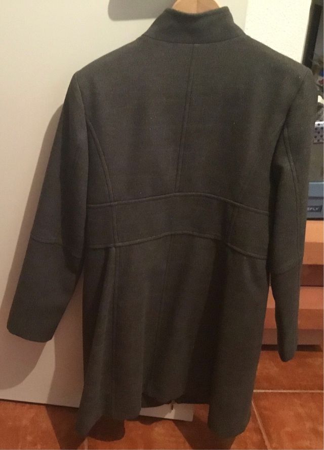 Abrigo gris con ligero brillo