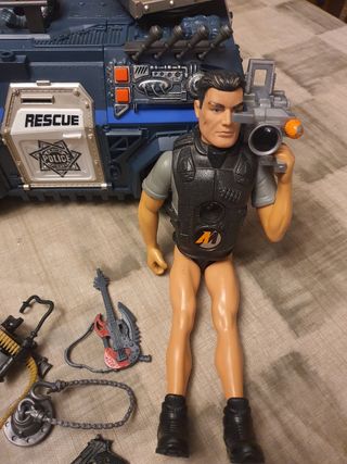 Coche policía y muñecos