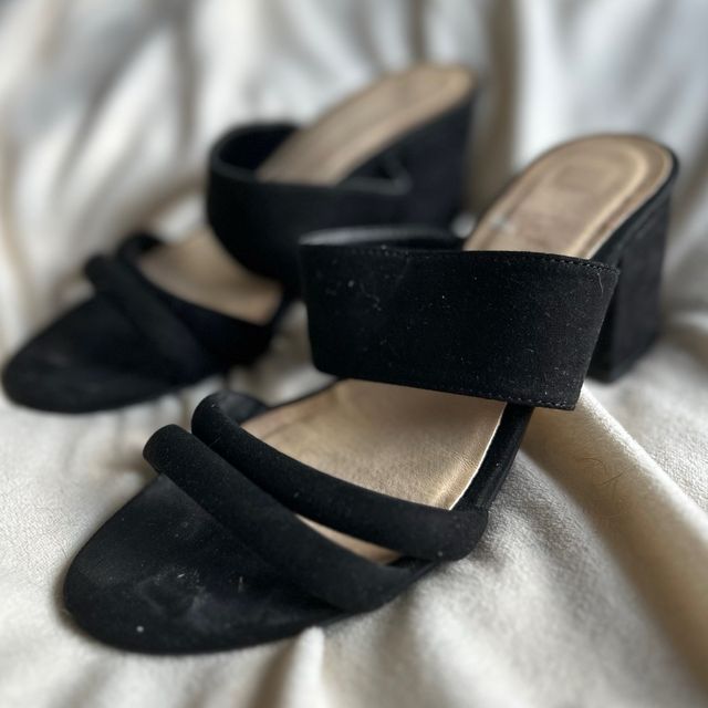 Sandalias negras con tacón cuadrado