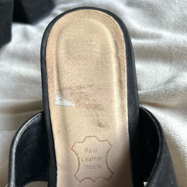 Sandalias negras con tacón cuadrado