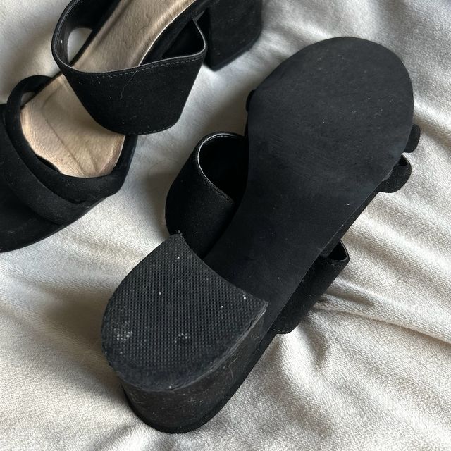 Sandalias negras con tacón cuadrado