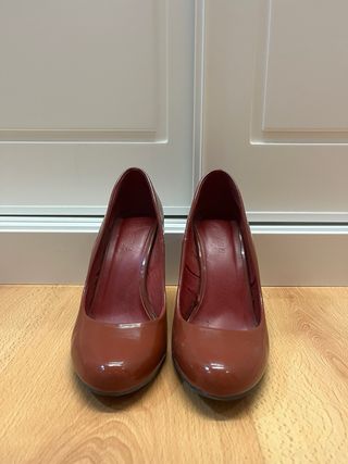 Zapato salon color caldero