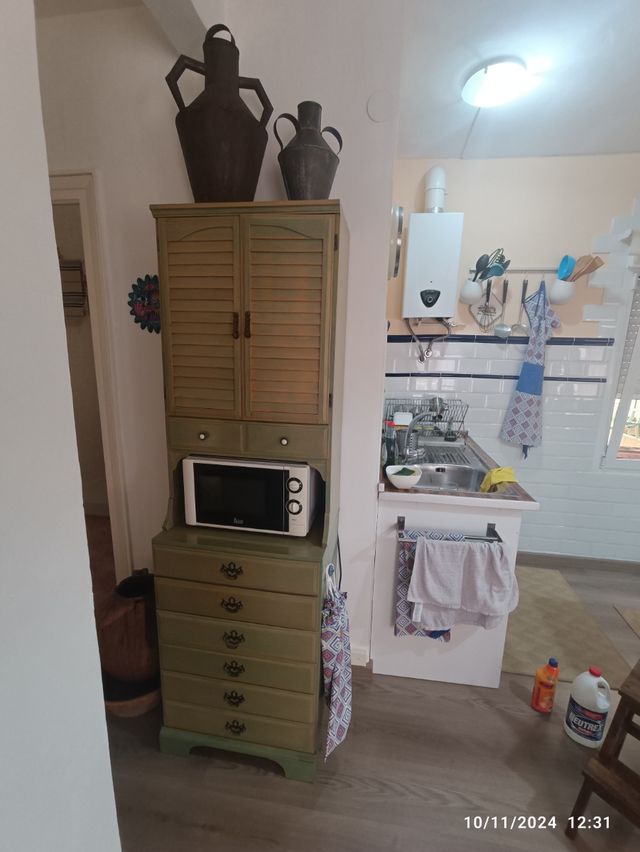 Composicion alacena,mesa y 6 sillas.