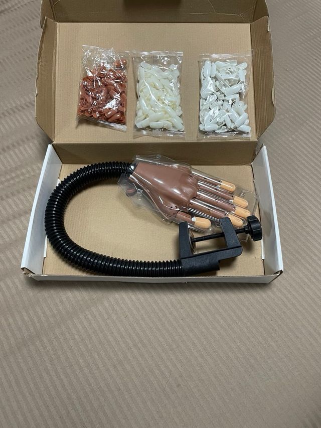 Mano de practica de uñas