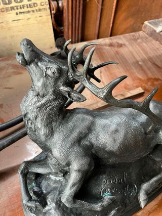 Figura de bronce firmada por escultor de museo