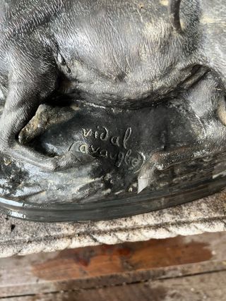 Figura de bronce firmada por escultor de museo