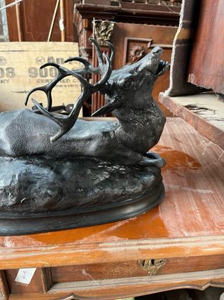 Figura de bronce firmada por escultor de museo