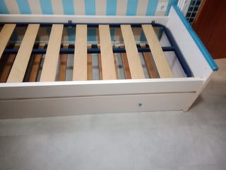 Cama infantil individual con somier