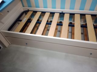Cama infantil individual con somier