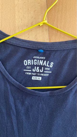 Camiseta Jack & Jones azul marino.