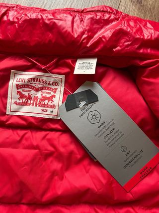 Chaqueta de plumas Levis nueva