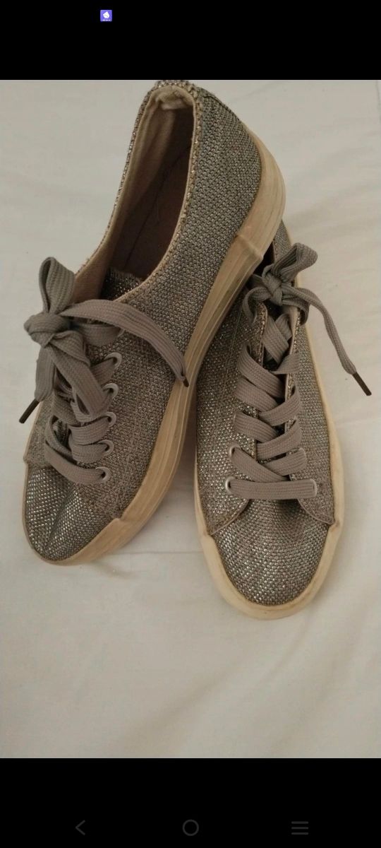 Zapatillas de cordones color plata. 38