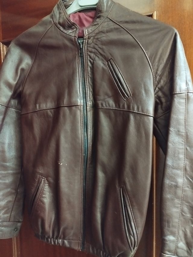 Cazadora de cuero granate