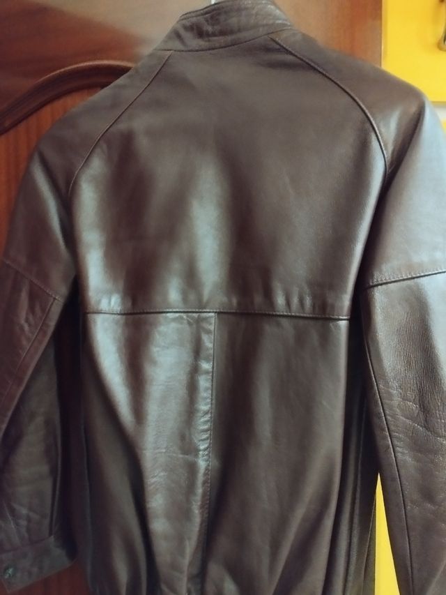 Cazadora de cuero granate