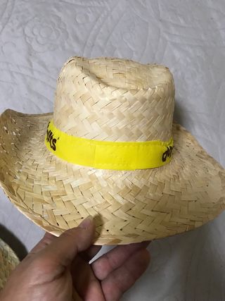 Sombreros de paja nuevos
