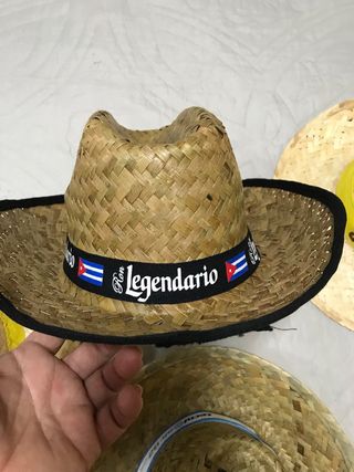 Sombreros de paja nuevos