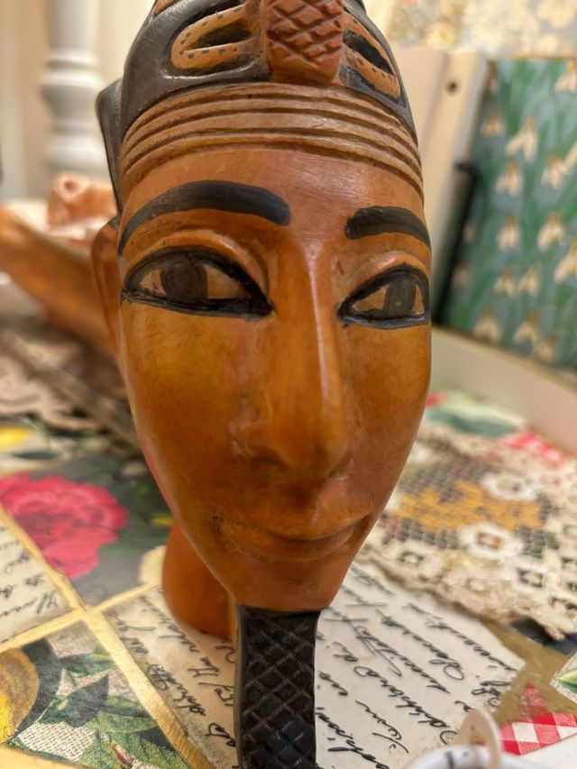 Akenaton terracota policrom. Egipto 1 kg. 240 gr.