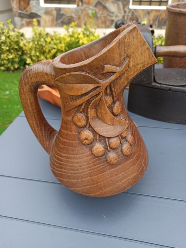 Jarra madera tallada.