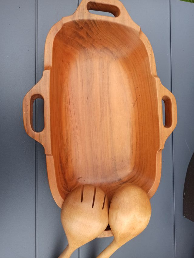 Bandeja con juego de servir en madera tallada.