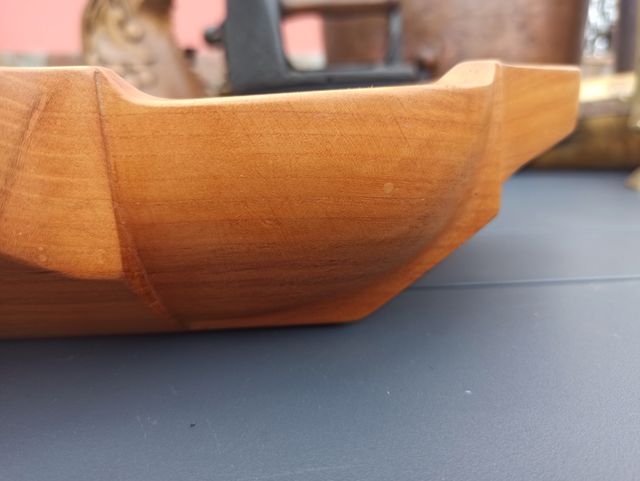 Bandeja con juego de servir en madera tallada.