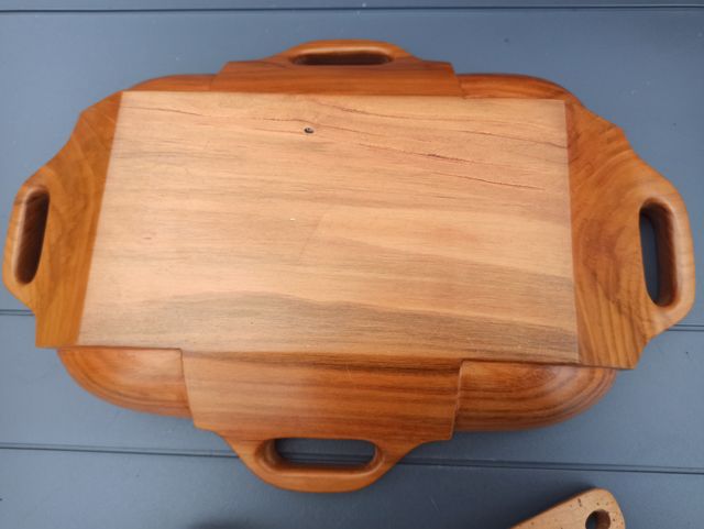 Bandeja con juego de servir en madera tallada.