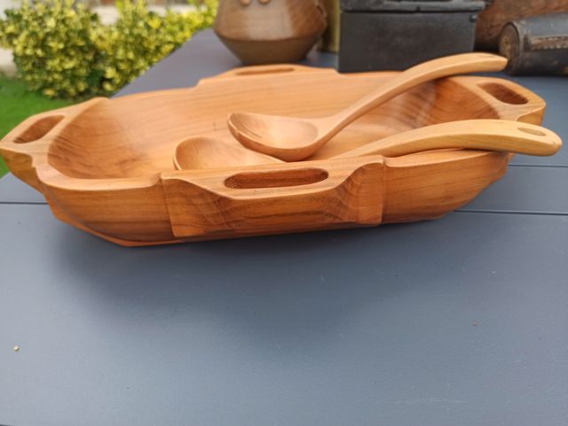 Bandeja con juego de servir en madera tallada.