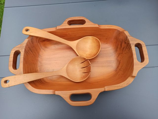 Bandeja con juego de servir en madera tallada.