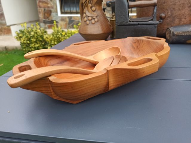 Bandeja con juego de servir en madera tallada.