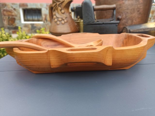 Bandeja con juego de servir en madera tallada.