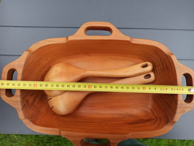 Bandeja con juego de servir en madera tallada.