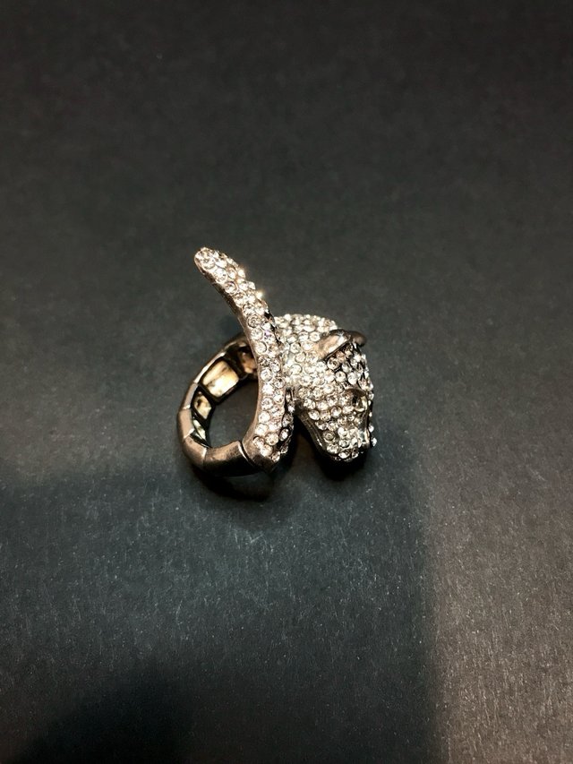 Anello regolabile a forma di pantera con brillanti