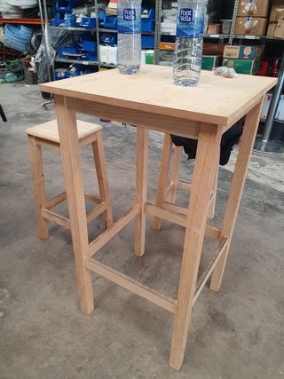 100 Taburetes y 25 mesas