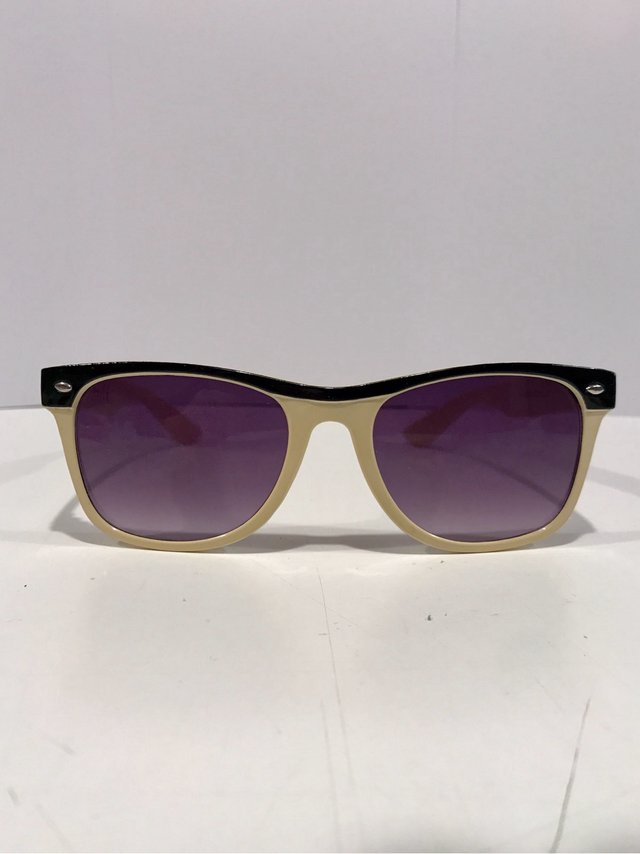 Set di occhiali da sole colorati