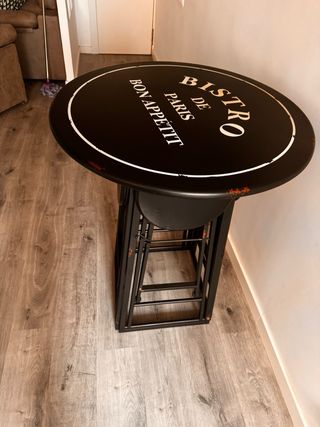 Mesa alta cn sillas incorporadas