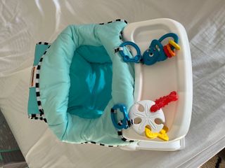Asiento Baby Einstein con bandeja y juguetes