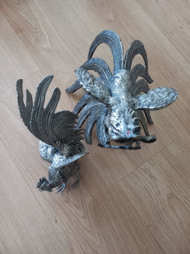 Gallos de decoracion 2 unidades ojos rojos antiguo