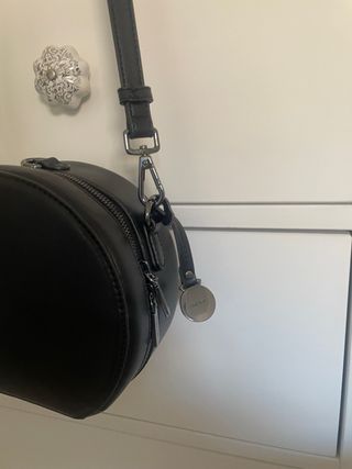 Bolso de piel de la firma Geox