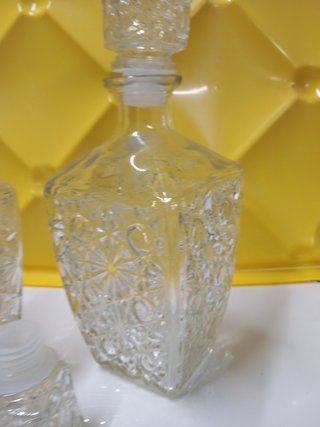 N.2 bottiglie in vetro decorate