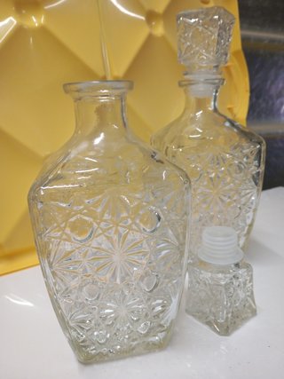 N.2 bottiglie in vetro decorate