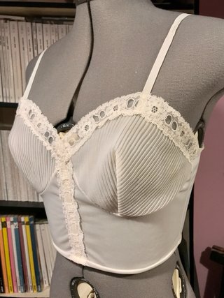 Crop top fatto a mano con sottoveste vintage